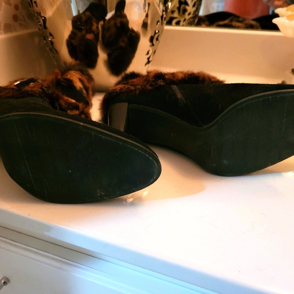 Vintage Stuart Weitzman genuine FUR and Suede heeled ankle boots SZ 10.5 - Picture 4 of 8